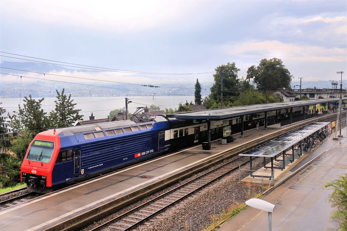 Einfahrt einer S7 von Rapperswil nach Winterthur in Uerikon, gestossen von der Lok 450 099. Im Hintergrund der Zürichsee. 6.August 2019 