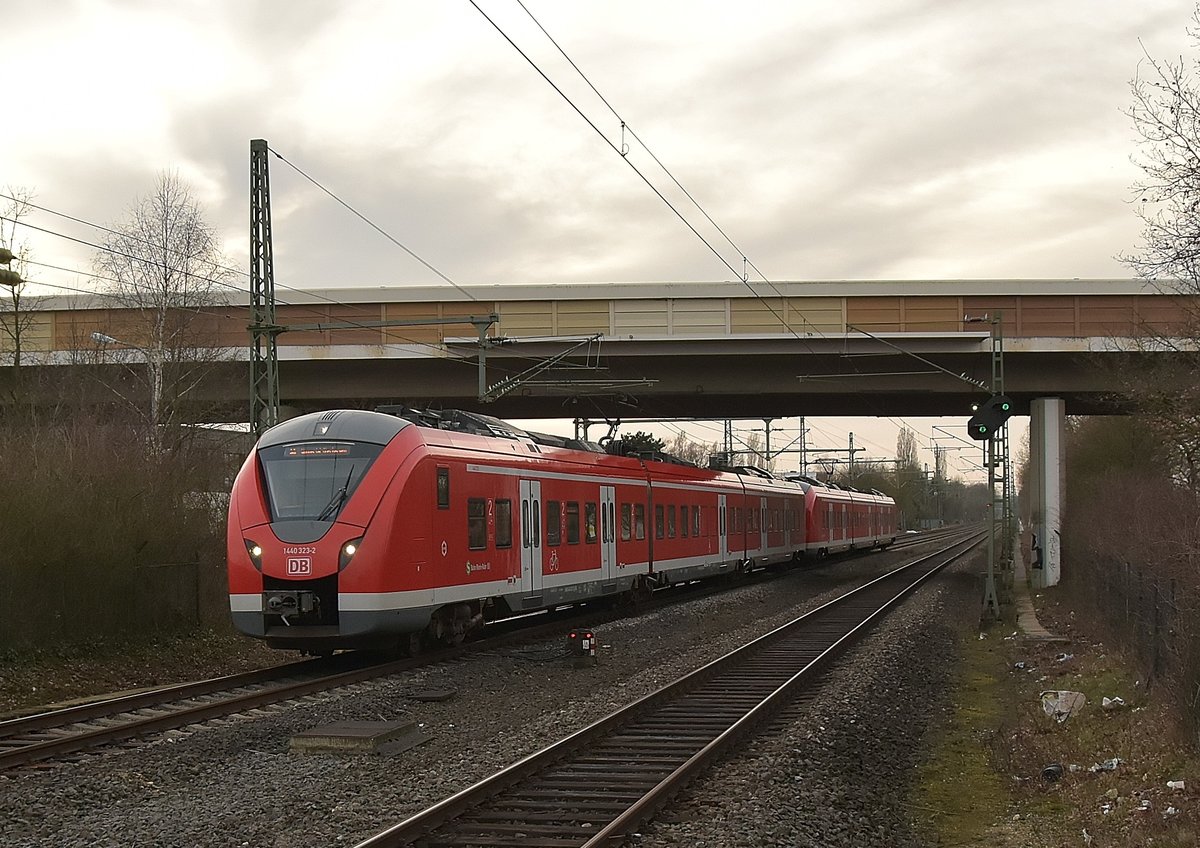 Einfahrt einer S8 nach Hagen Hbf in Korschenbroich am 14.3.2017