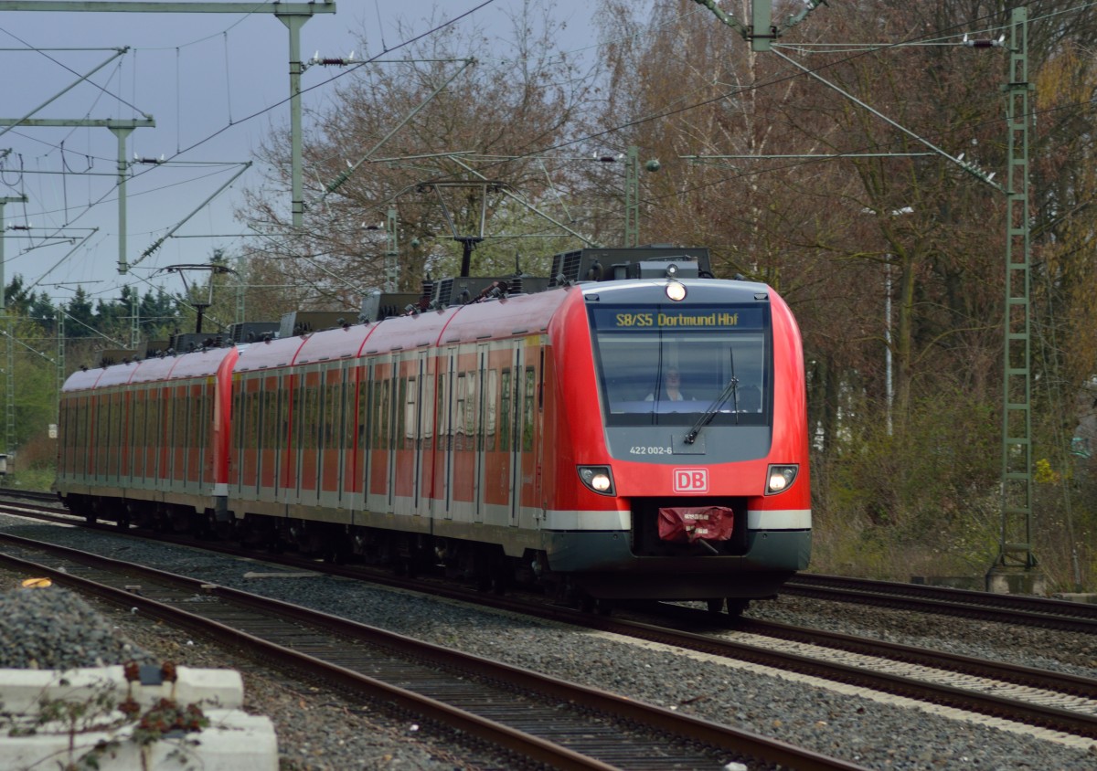 Einfahrt einer S8/S5 nach Dortmund in Korschenbroich, die aus Lürrüp kommt. An der Spitze des Zuges ist der 422 006-2........23.3.2014