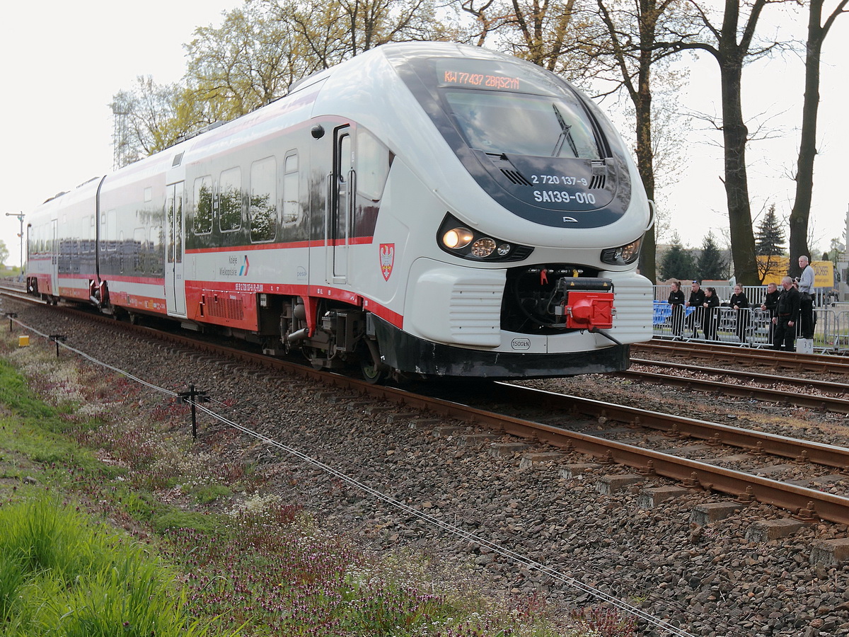 Einfahrt SA139-010 in den Bahnhof Wolsztyn  am 30. April 2016

