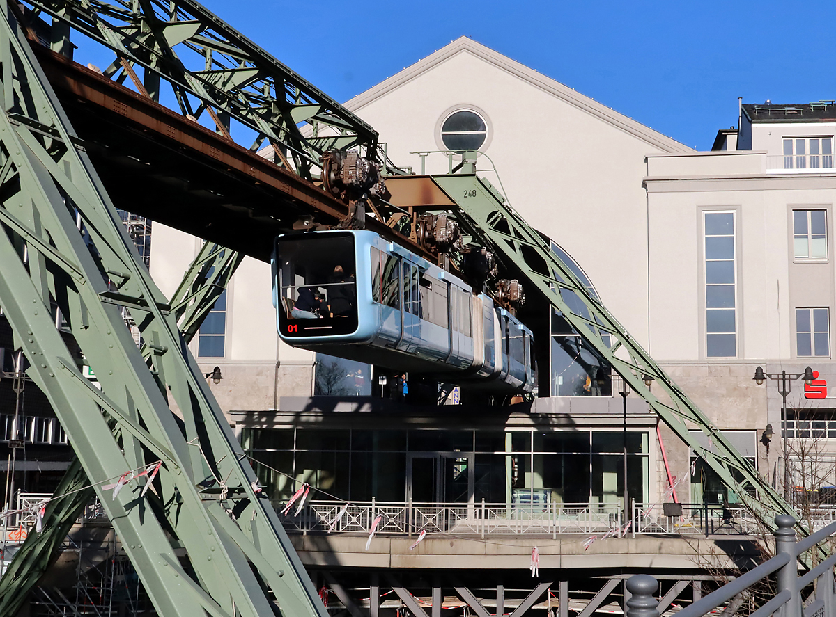 Einfahrt der Schwebebahn von Vohwinkel in das Gebäude der Station 'Wuppertal Hbf'. 2.3.2023
