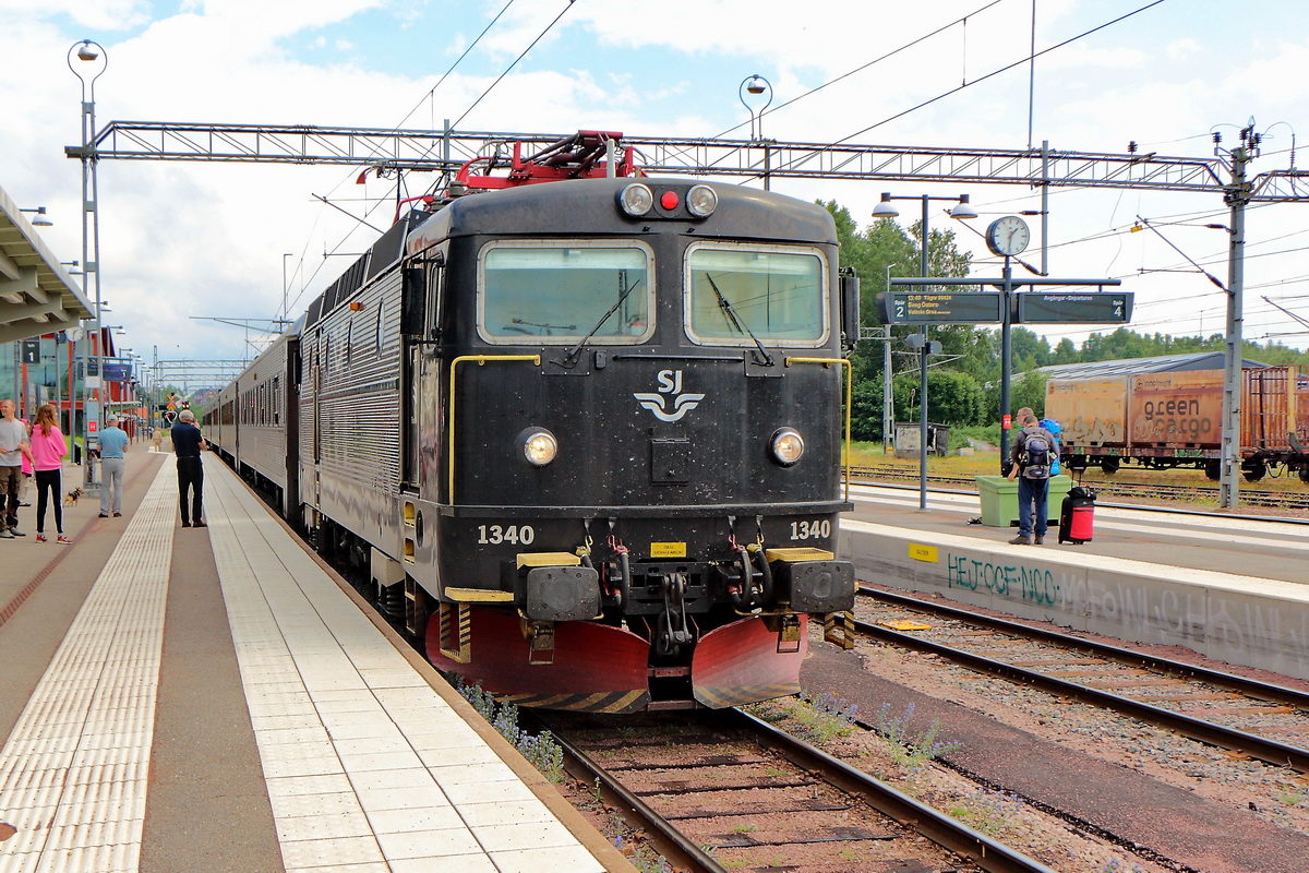 Einfahrt Sj 1340 (S SJ 91 74 106 1340-5 Rc6) in den Bahnhof in Mode am 30. Juni 2022.