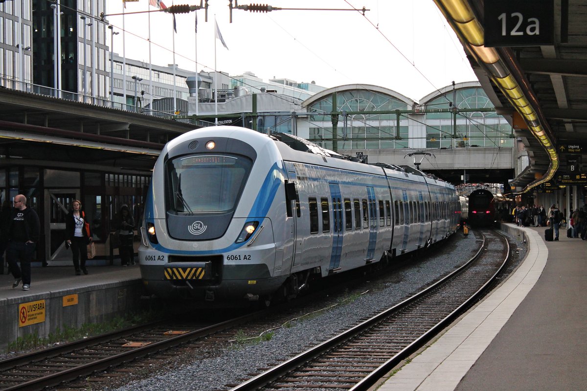 Einfahrt von SL X60 6061 A2 zusammen mit einer weiteren Einheit als Pendeltåg in Stcokholm C.