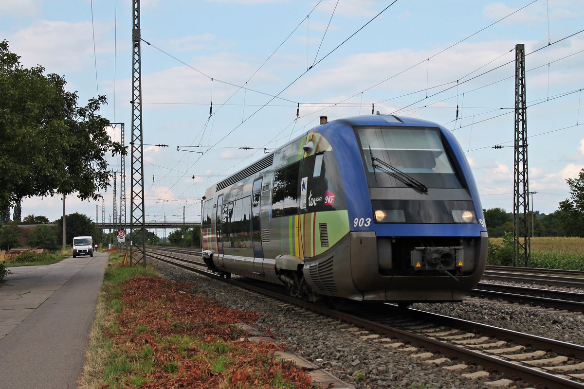 Einfahrt von SNCF TER Alsace X73903 am 18.08.2015 als IRE (Freiburg (Brsg) Hbf - Mulhouse Ville) über das Überholgleis in Müllheim (Baden) gen Süden.