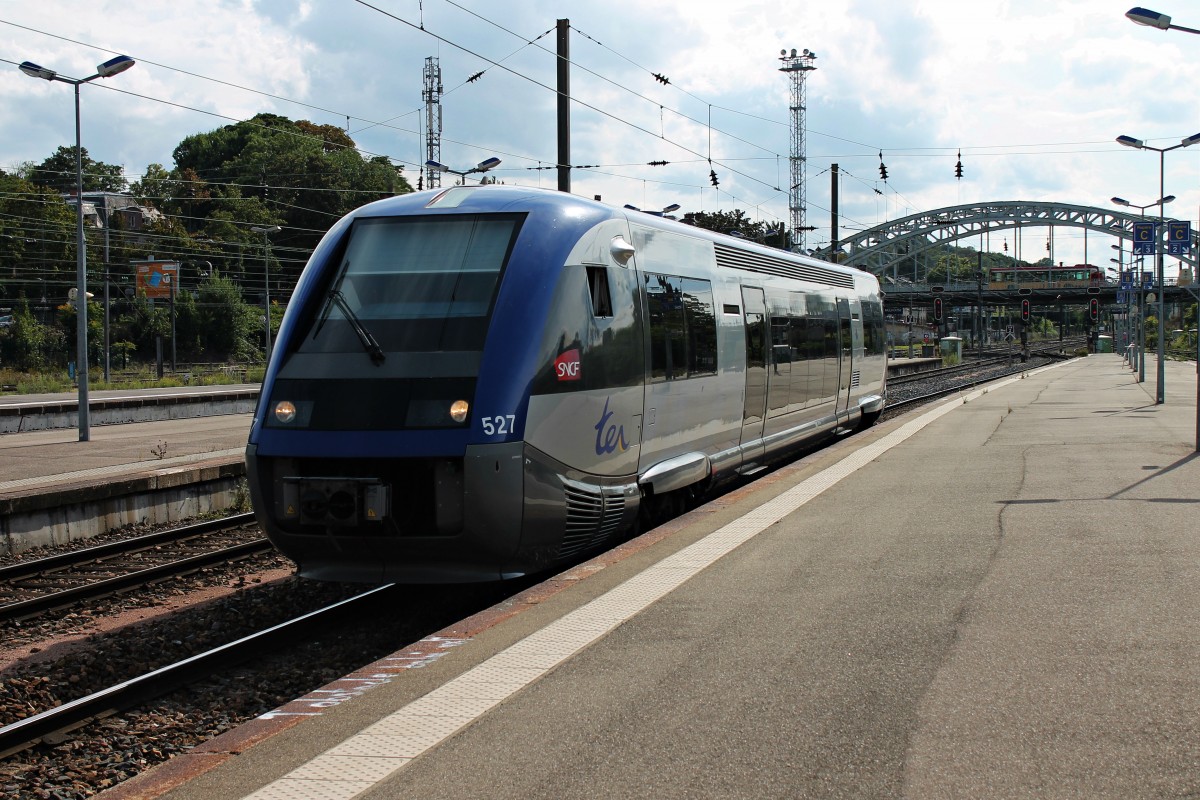 Einfahrt von SNCF X 73527 als TER in den Bahnhof von Mulhouse Ville.
