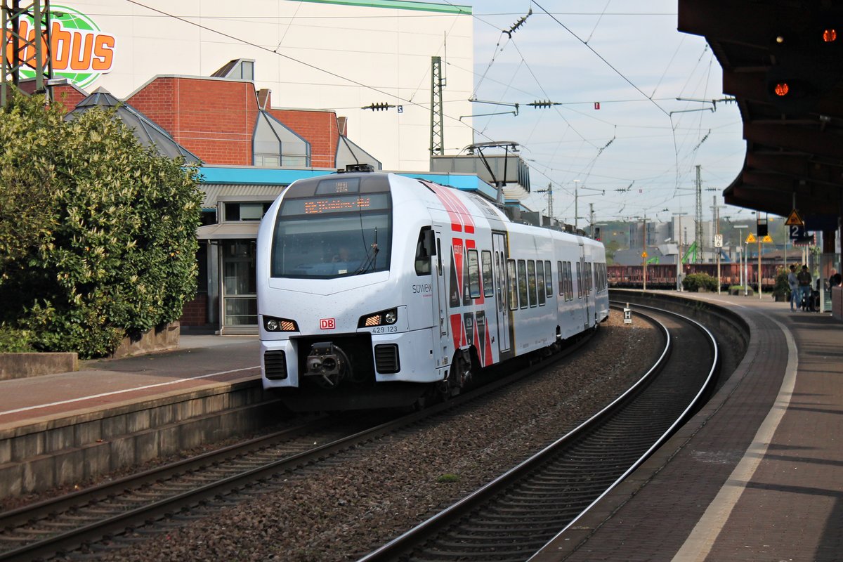 Einfahrt von SÜWEX 429 123 als RE1 (Mannheim Hbf - Koblenz Hbf) am 12.04.2017 in den Bahnhof von Völklingen.