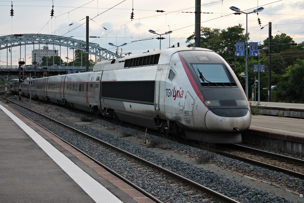 Einfahrt von TGV Lyria 4412 am frühen Abend des 20.08.2014 als TGV (Zürich HB - Paris Est.) in den Bahnhof von Mulhouse Ville.