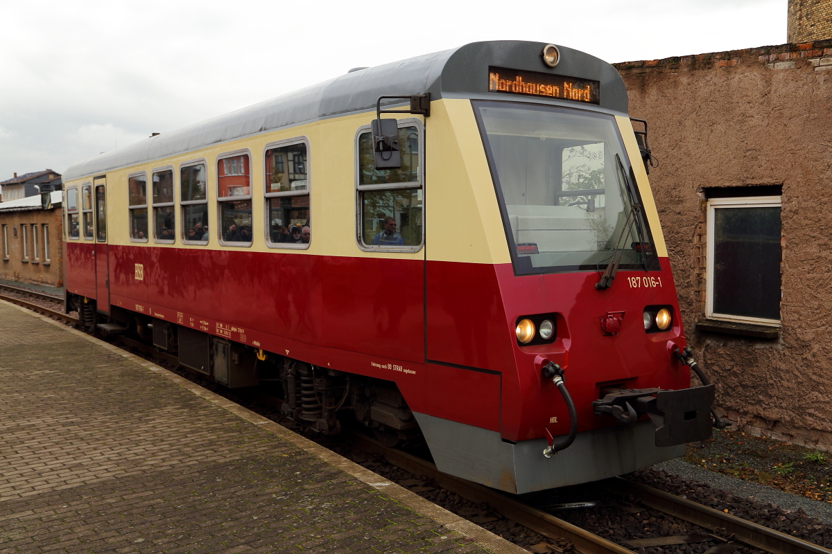 Einfahrt von Triebwagen 187 016 als P 8981 aus Harzgerode am 17 10.2015 in den Bahnhof Nordhausen Nord. (Bild 2)