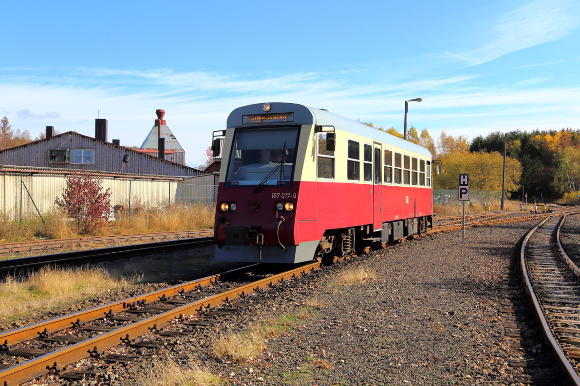 Einfahrt von Triebwagen 187 017 als P 8972 (Nordhausen - Quedlinburg) am 20.10.2018 in den Bahnhof Stiege. (Bild 2)