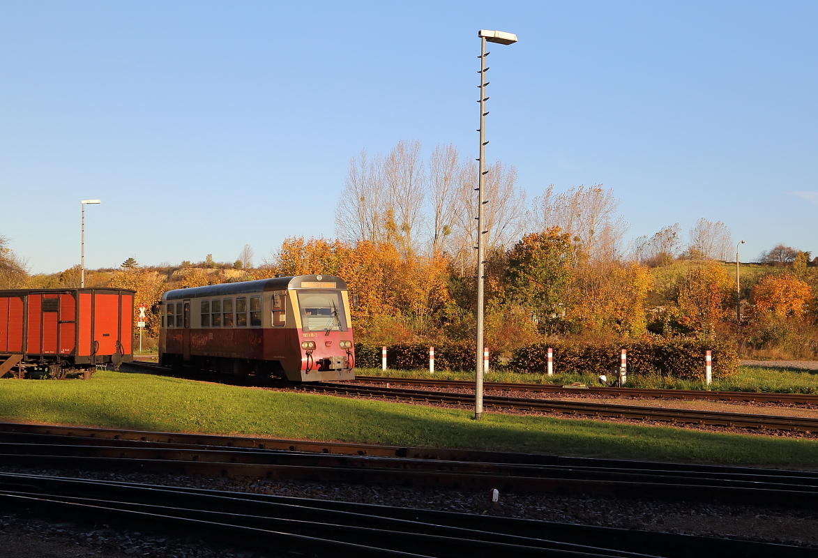 Einfahrt von Triebwagen 187 018, als P 8951 aus Quedlinburg kommend und mit Fahrziel Nordhausen Nord, am 19.10.2014 in den Bahnhof Gernrode.