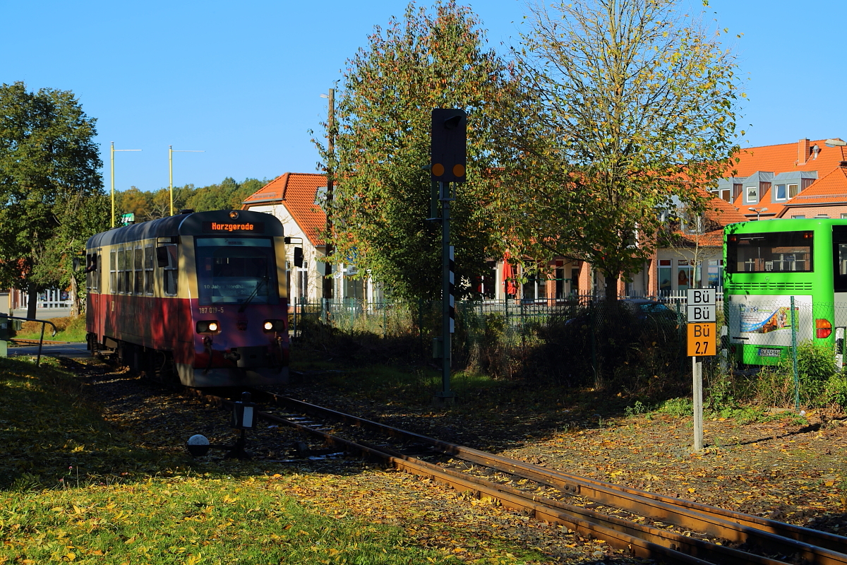 Einfahrt von Triebwagen 187 019, als P8982 aus Hasselfelde kommend, am 19.10.2014 in den Bahnhof Harzgerode.