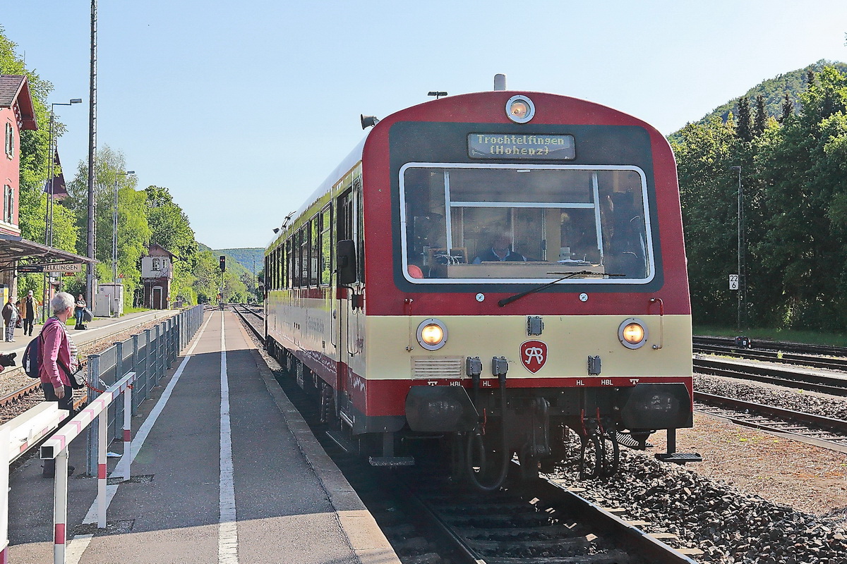 Einfahrt Triebwagen 626 142-3  (NVR-Nummer: 95 80 0626 142-3 D-SAB) in den Bahnhof Schelklingen zur Weiterfahrt nach Trochtelfingen Hohenz. über Münsingen am 14. Mai 2022.