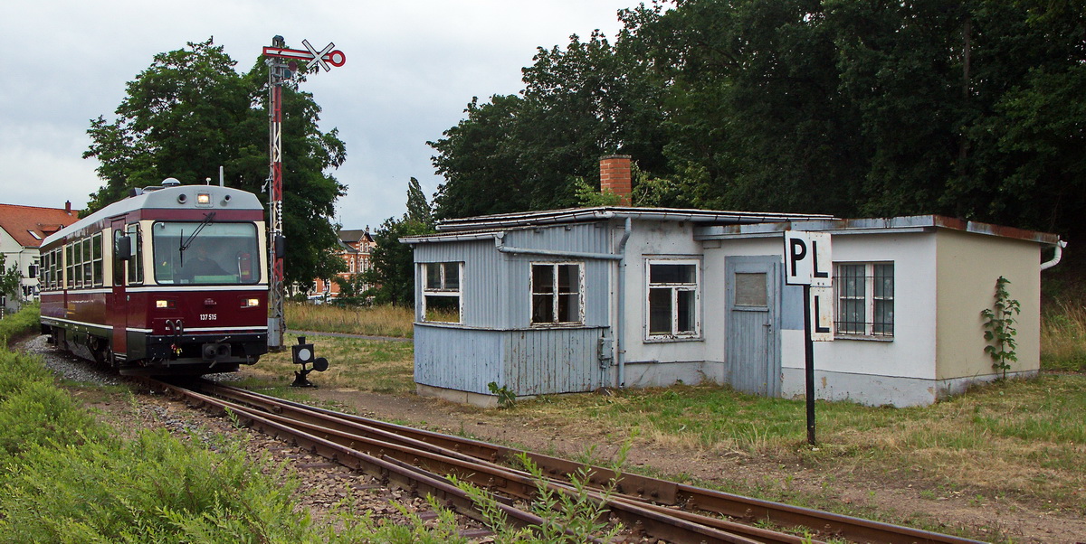 Einfahrt Triebwagen VT 137 515 der Döllnitzbahn im Bahnhof Oschatz am 05. Juli 2023. 