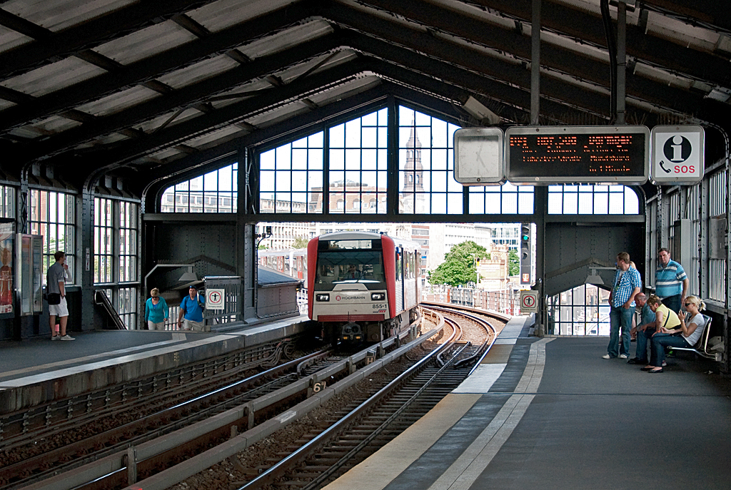 Einfahrt der U-Bahn Nr. 855-1 in die Haltestelle Baumwall - 13.07.2013