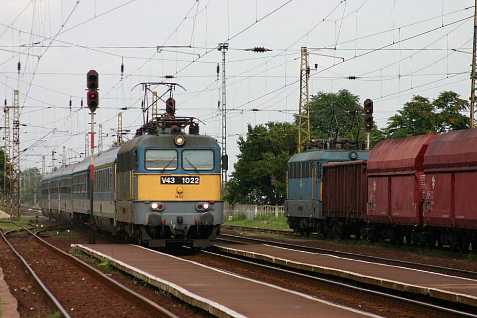Einfahrt der V 431022 am 24.8.2005 aus Miskolc in den Bahnhof
Mezökövesd. Rechts steht ein leerer Kohlezug mit
einer V 43 im Ausweichgleis.