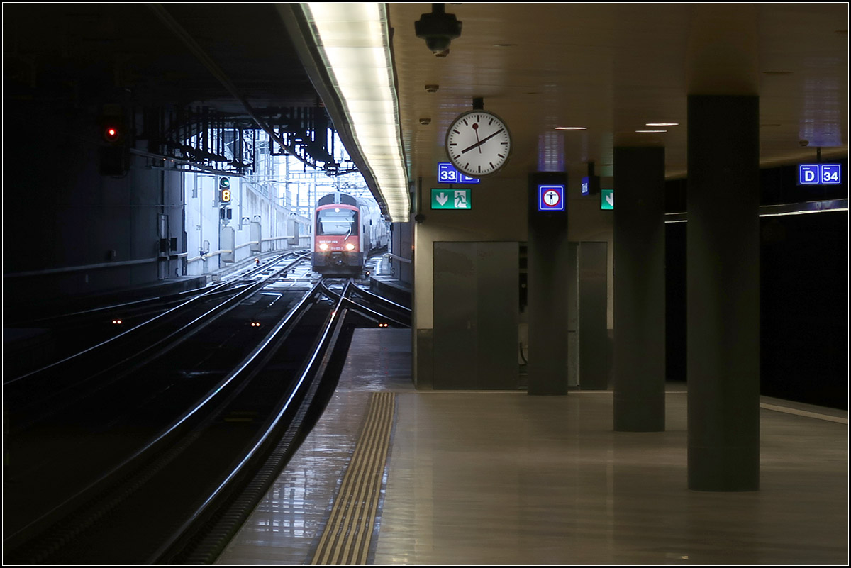 Einfahrt in den Züricher Untergrund -

Blick vom neuen Tunnelbahnhof am Züricher Hauptbahnhof auf die Tunnelrampe.

14.03.2019 (M)