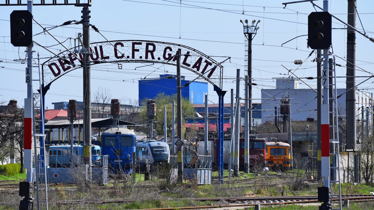 Einfahrt zum Bahnbetriebswerk Galati fotografiert am 09.04 2018. Im Bild sind ein Elektro-Triebwagen (vermutlich Baureihe 57), die 60-1332-0 und die 78-0786-0 zu sehen.