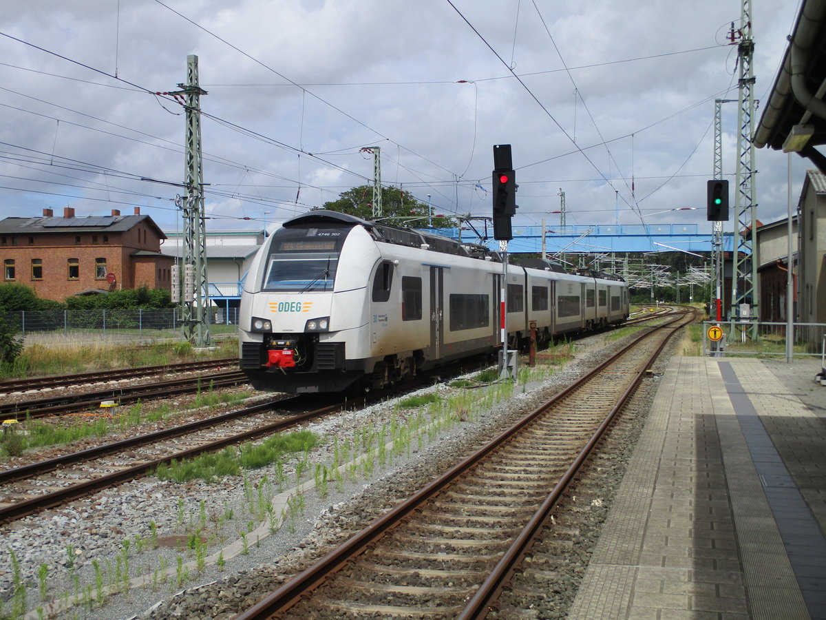 Einfahrt,am 12.Juli 2020,vom ODEG 4746 302,als RE Binz-Stralsund,in den Bahnhof Bergen/Rügen.