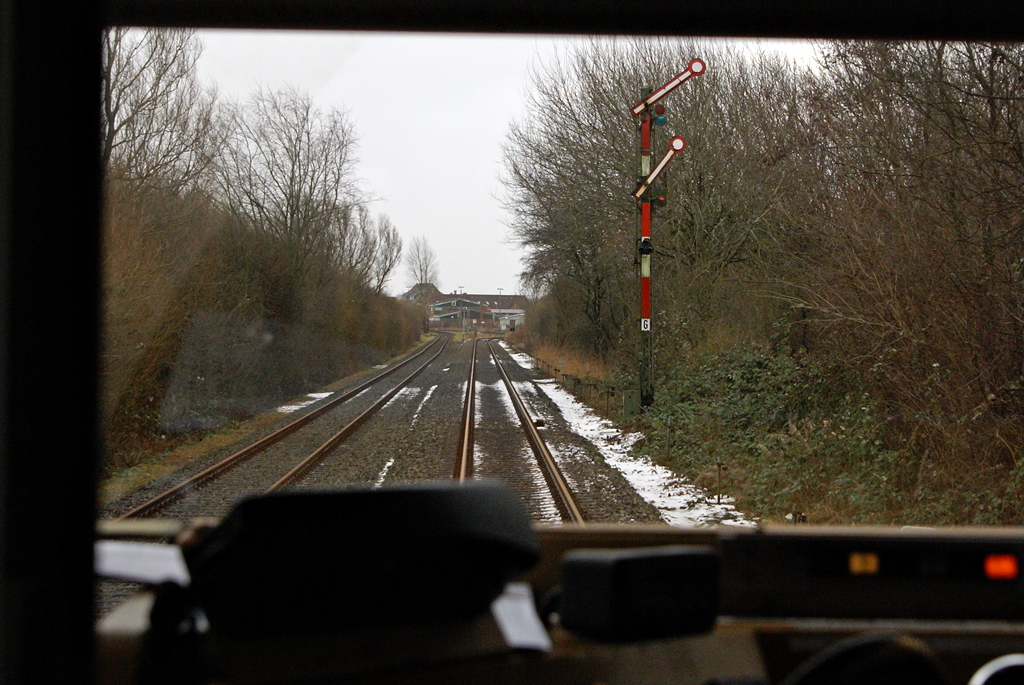 Einfahrtsignal des Bahnhofs von Niebüll an der Strecke  Tønder ဓ Niebüll am 12.12.2010. Blick aus dem Fahrgastraum.