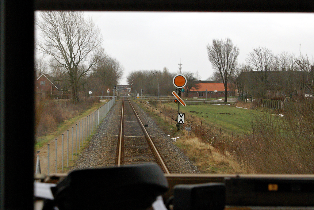 Einfahrvorsignal des Bahnhofs von Niebüll an der Strecke Tønder ࠓ Niebüll am 12.12.2010. Blick aus dem Fahrgastraum.