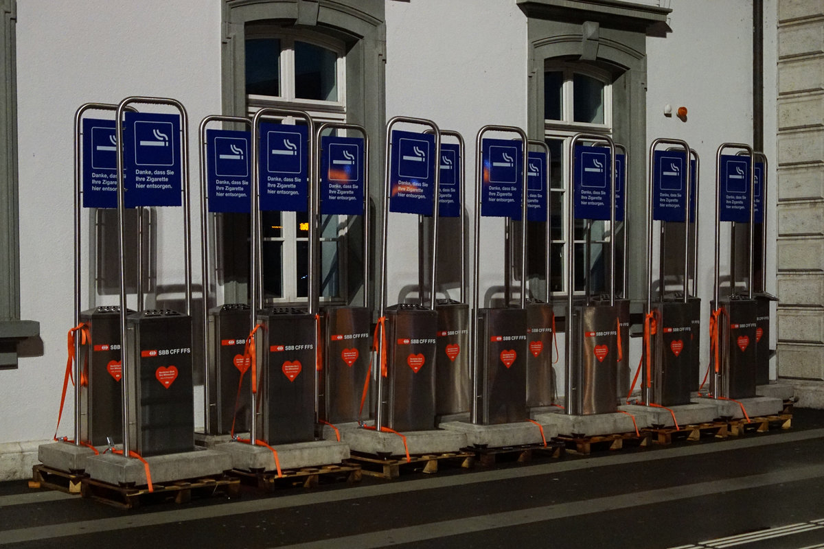 Einführung rauchfreie Bahnhöfe mit Raucherbereichen bei den Zugängen und auf den Perrons.
Auf der Nordseite des Bahnhofsgebäudes, am 11. August 2019 auf den baldigen Einsatz wartend, die Geräte für den Bahnhof Solothurn HB.
Foto: Walter Ruetsch