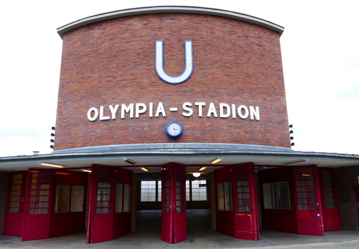 Eingang U-Bahnhof Berlin -Olympiastadion / Linie 2 im Januar 2018.