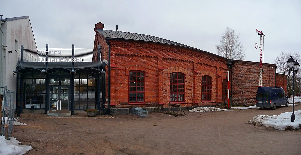 Eingang zum Suomi Rautatiemuseo, Finnisches Eisenbahnmuseum in Hyvinkää, 14.4.13

Das Finnische Eisenbahnmuseum wurde 1898 in Helsinki gegründet und 1974 nach Hyvinkää verlagert. Das Museum befindet sich auf dem ehemaligen Gelände des Bahnhofs von Hyvinkää. Hier zweigt die Linie nach Hanko von der Hauptstrecke Helsinki-Hämeenlinna ab.