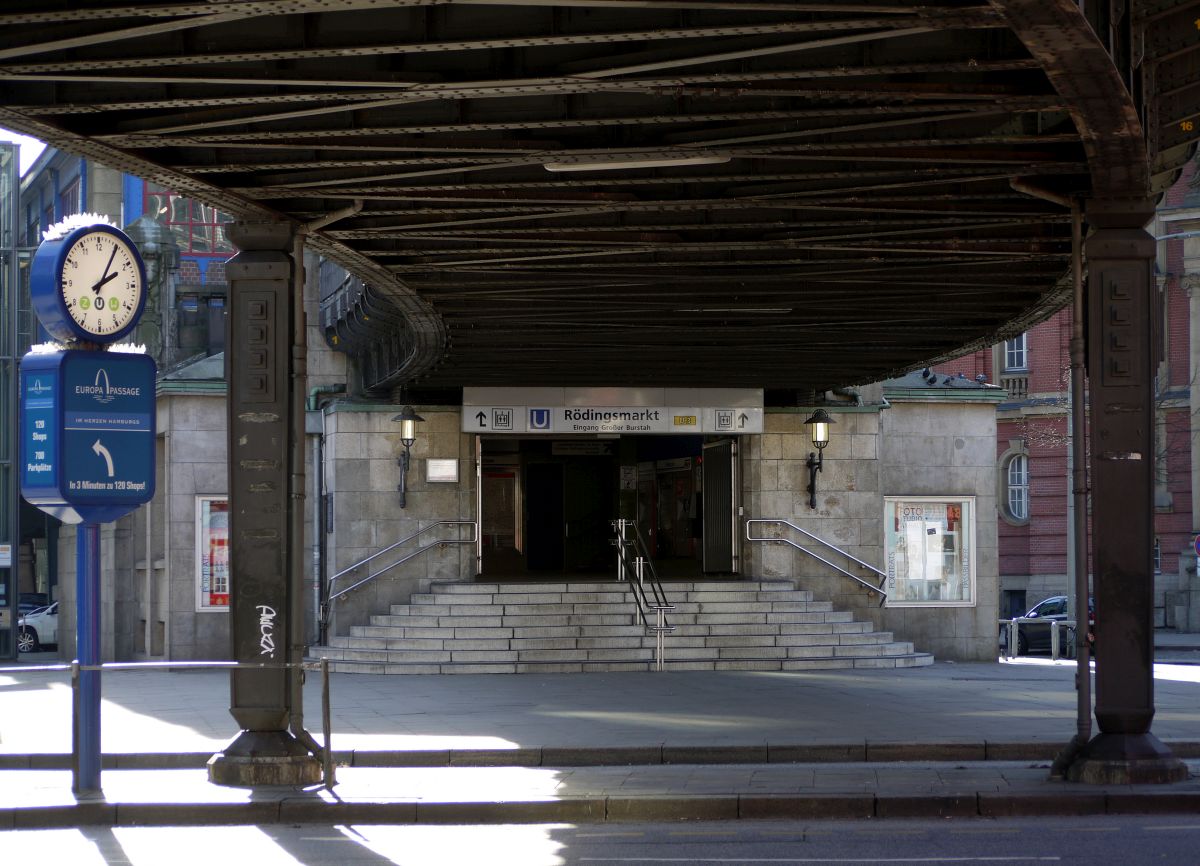 Eingang zur Hamburger U-Bahnstation  Rödingsmarkt  - Linie U3. 23.2.2014