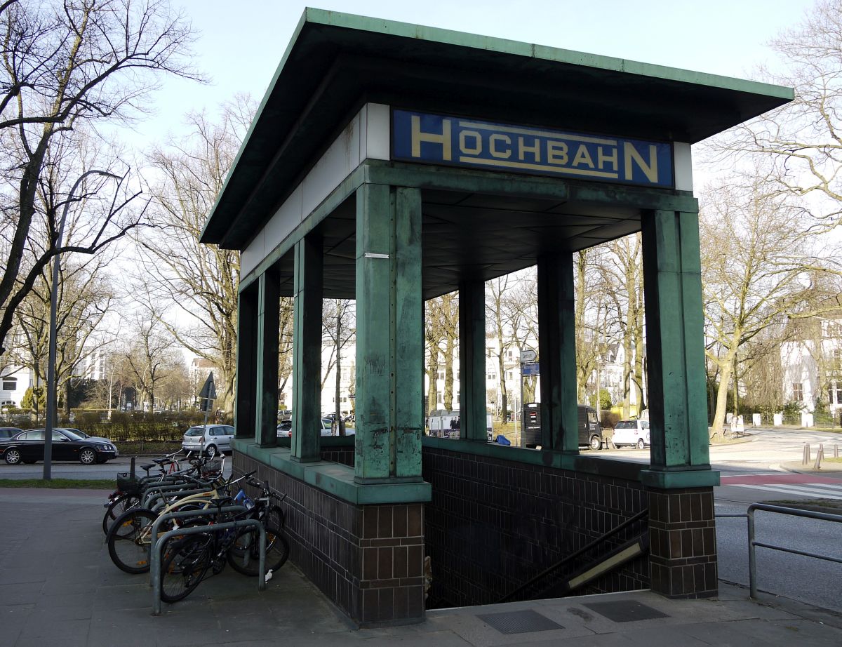 Eingangsbauwerk der Hamburger U-Bahnstation  Klosterstern . Den typographischen Trick mit den beiden Großbuchstaben vorne und hinten hatten sich die Hanseaten bei der Londoner Underground abgeguckt. 9.3.2014