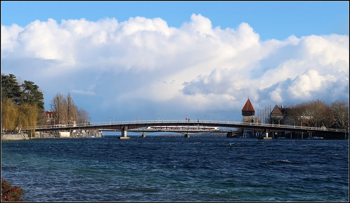 Eingeklemmt -

... zwischen Fahrradbrücke und Rheinbrücke ist hier ein Flirt-Triebwagen unterwegs in Richtung dem Bahnhof von Konstanz.

10.03.2019 (M)