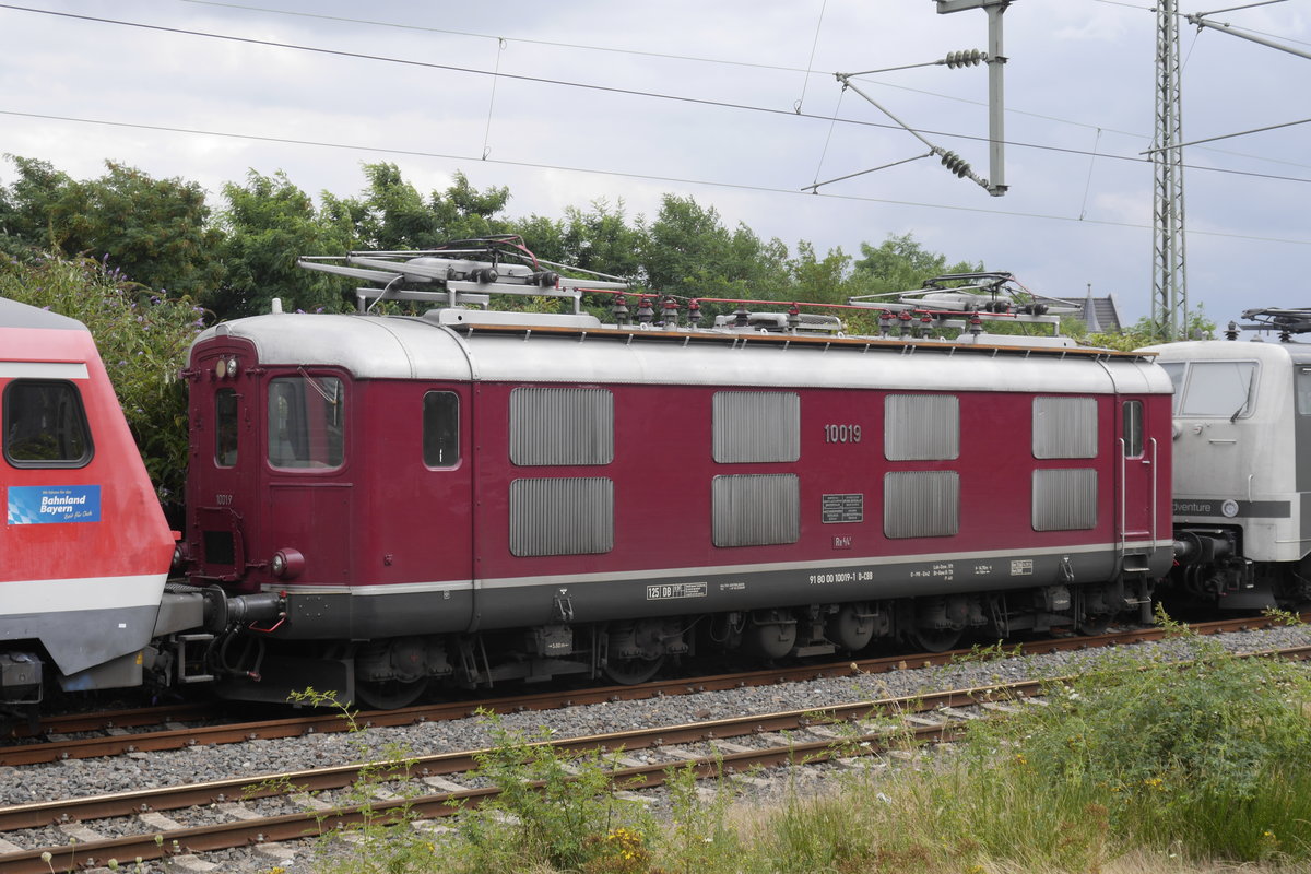Eingeklemmt zwischen einen Wittenberger Steuerwagen aus dem Bahnland Bayern und der 111 von RailAdventure steht die 10019 der Centralbahn. Mönchengladbach Hbf, 7.8.19.