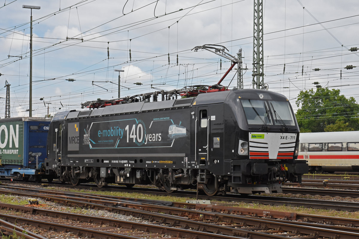 Eingemietete Siemens Vectron 193 711-9 der BLS durchfährt den badischen Bahnhof. Die Aufnahme stammt vom 17.07.2020.