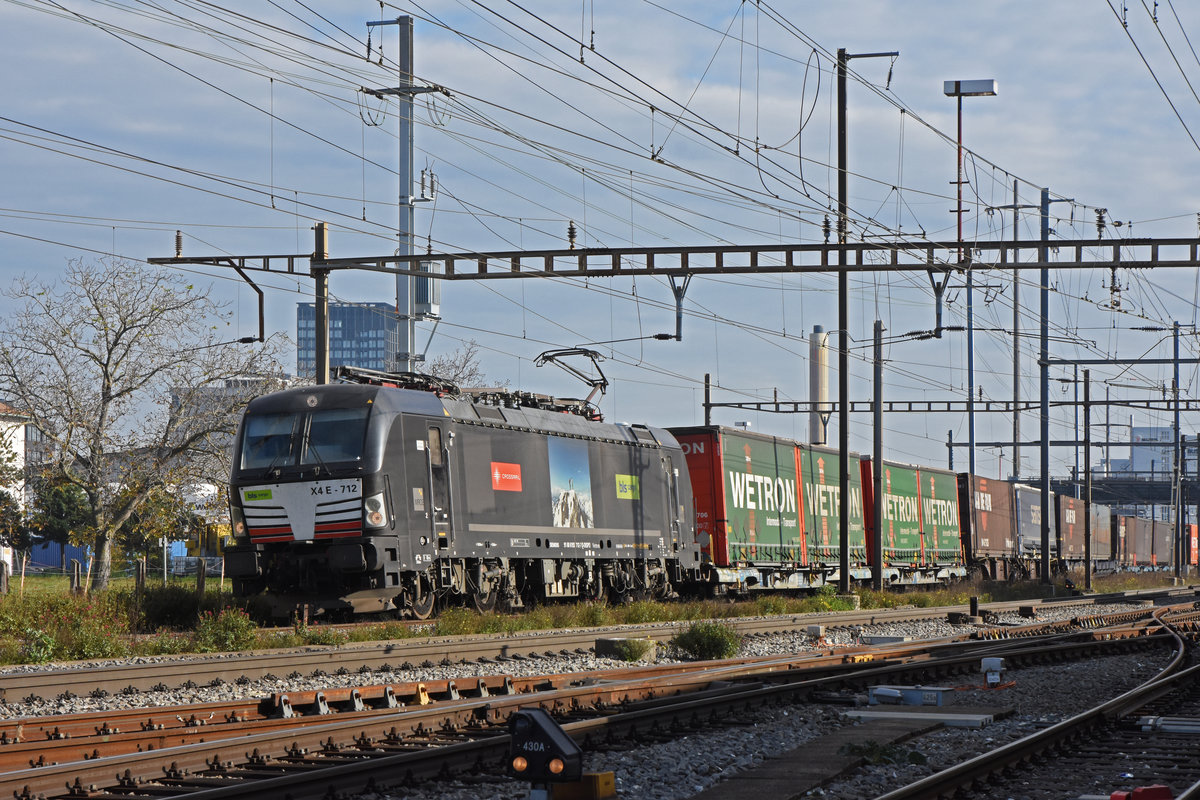 Eingemietete Siemens Vectron 193 712-7 der BLS durchfährt den Bahnhof Pratteln. Die Aufnahme stammt vom 13.11.2020.
