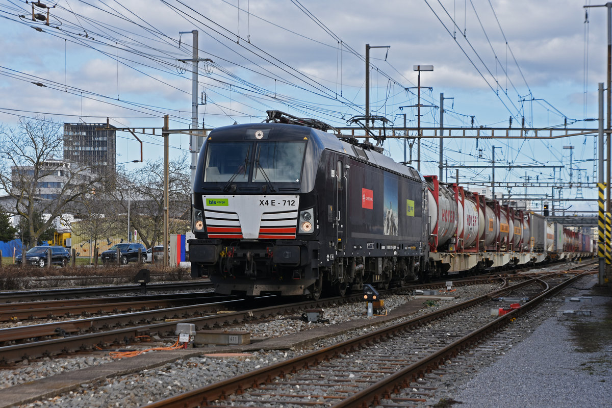 Eingemietete Siemens Vectron 193 712-7 der BLS durchfährt den Bahnhof Pratteln. Die Aufnahme stammt vom 17.02.2021.