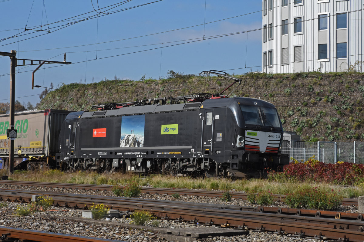 Eingemietete Siemens Vectron 193 713-5 der BLS durchfährt den Bahnhof Pratteln. Die Aufnahme stammt vom 14.10.2020.