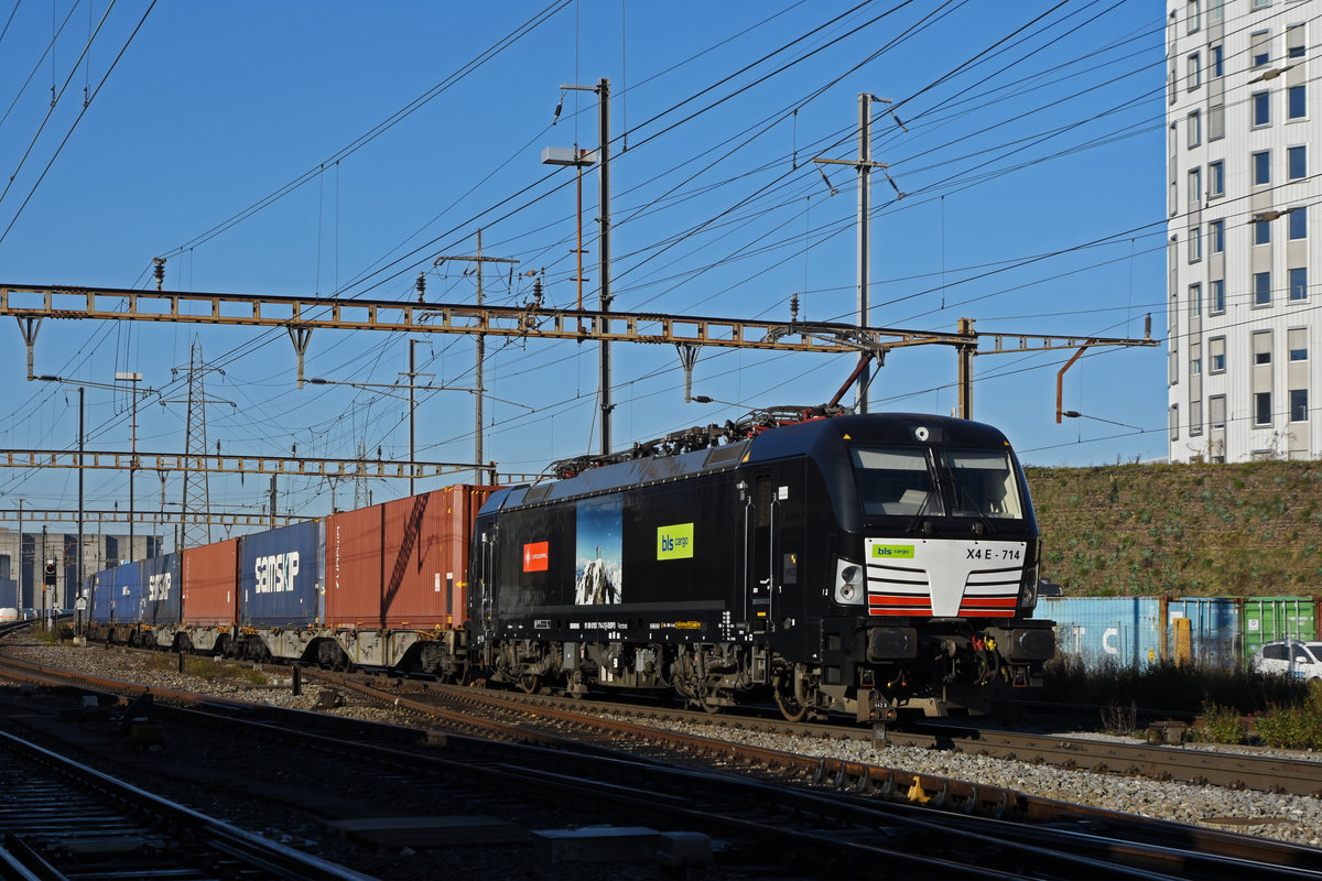Eingemietete Siemens Vectron 193 714-3 der BLS durchfährt den Bahnhof Pratteln. Die Aufnahme stammt vom 18.11.2020.