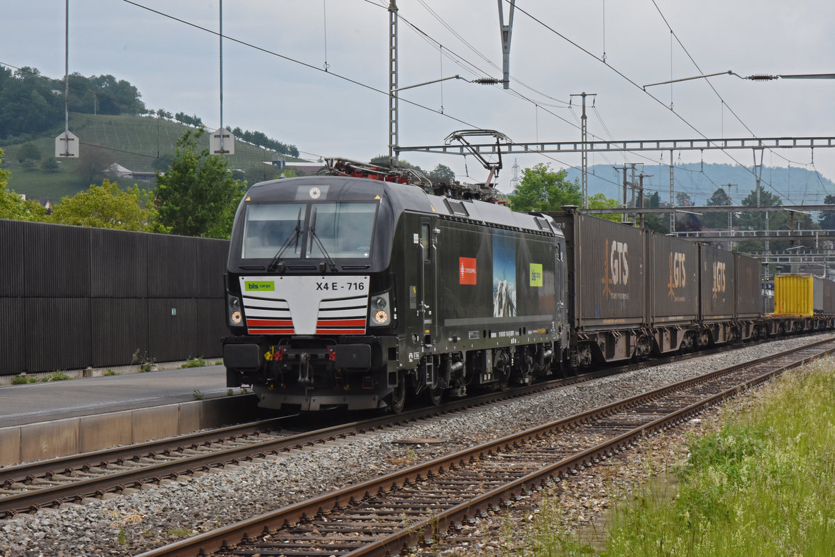 Eingemietete Siemens Vectron 193 716-8 der BLS durchfährt den Bahnhof Gelterkinden. Die Aufnahme stammt vom 13.05.2020.