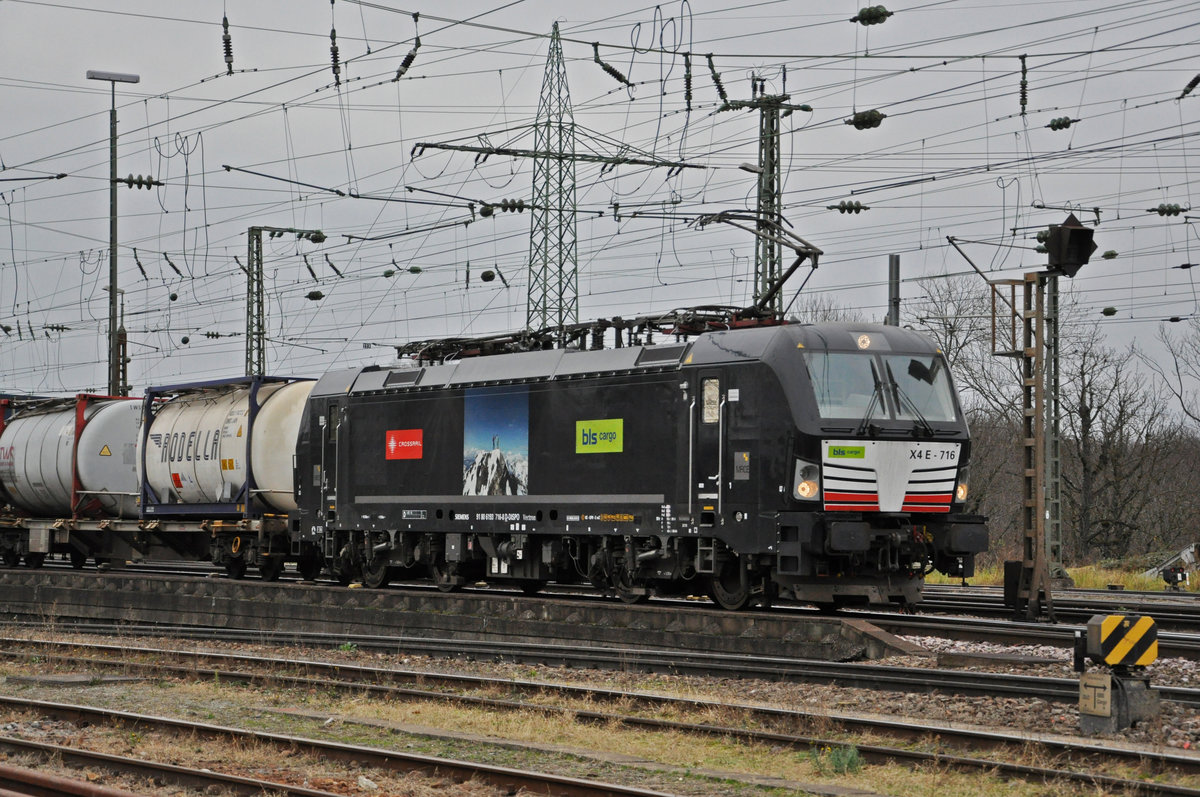 Eingemietete Siemens Vectron 193 716-8 der BLS durchfährt den badischen Bahnhof. Die Aufnahme stammt vom 05.01.2021.