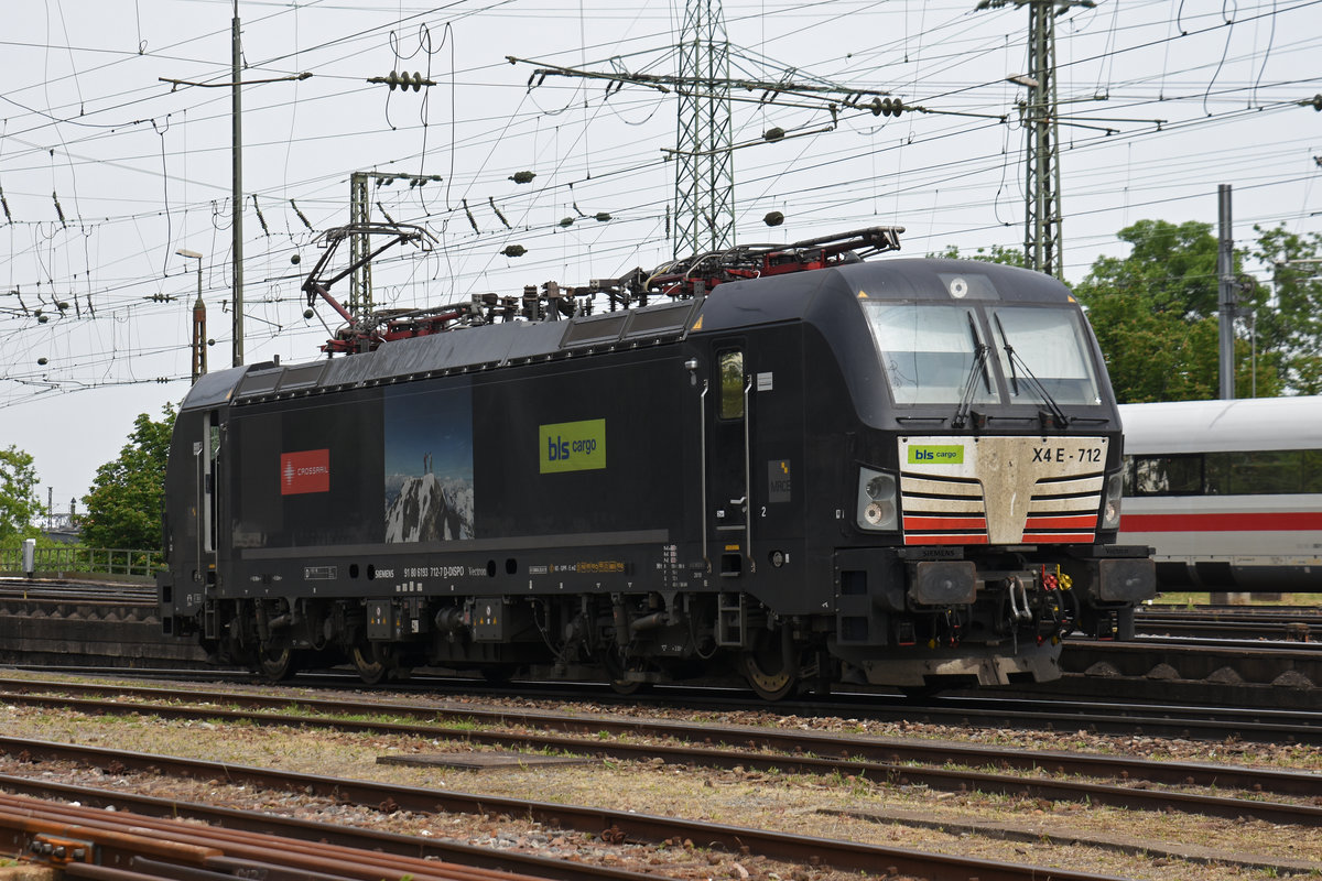 Eingemietete Siemens Vectron der BLS 193 712-7 wird in der Abstellanlage beim badischen Bahnhof abgestellt. Die Aufnahme stammt vom 22.05.2020.