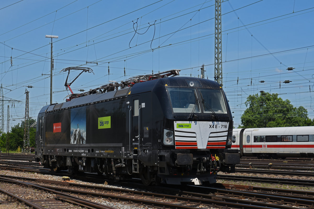 Eingemietete Siemens Vectron der BLS 193 716-8 wird in der Abstellanlage beim badischen Bahnhof abgestellt. Die Aufnahme stammt vom 27.05.2020.