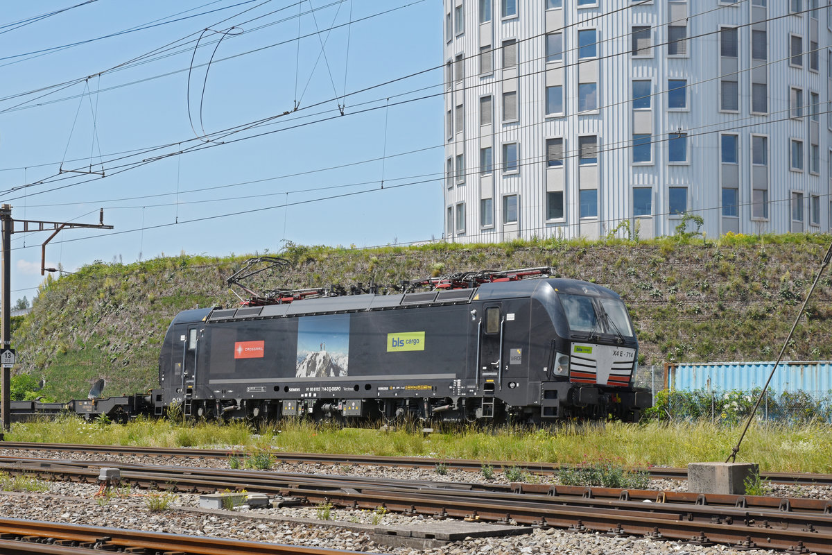 Eingemietete Siemens Vectron der BLS 193 714-3 durchfährt den Bahnhof Pratteln. Die Aufnahme stammt vom 23.06.2020.
