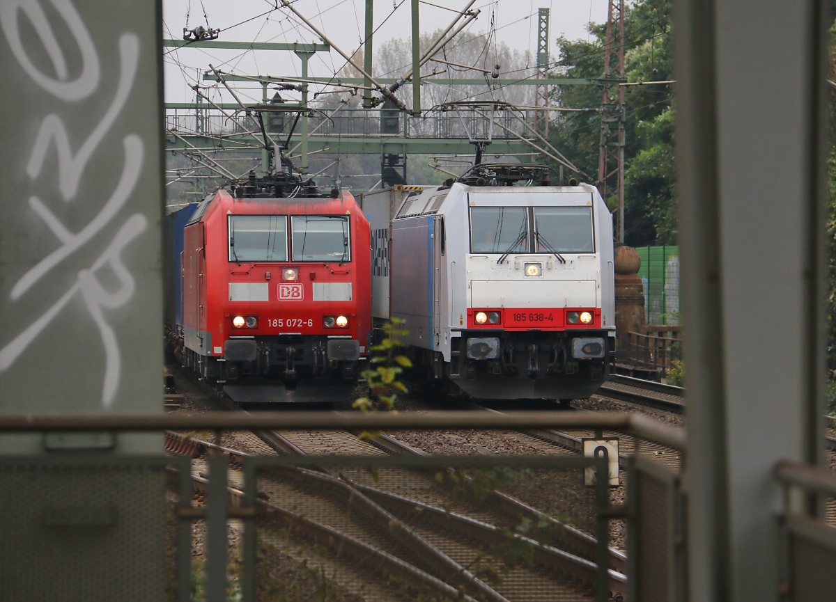 Eingerahmt: 185 072-6 nebst 185 638-4 in der östlichen Einfahrt von Hannover Linden-Fischerhof durch die Dachkonstruktion des Bahnsteig-Abgangs fotografiert. Aufgenommen am 02.10.2014.