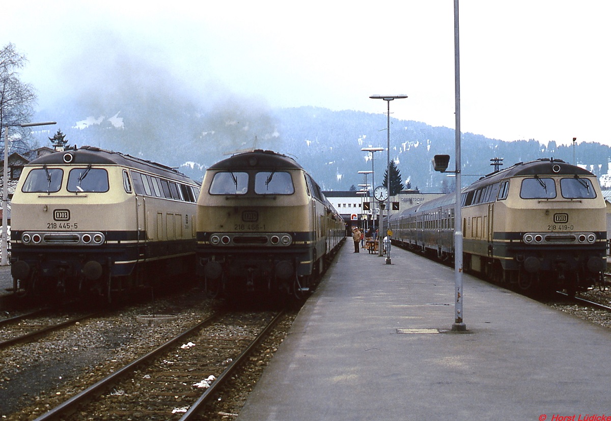 Eingerahmt von 218 445-5 und 218 419-0 verlässt der  Dreckspatz  218 466-1 den Bahnhof Oberstdorf (April 1982). Vermutlich war die Lok vorher eine Zeit lang als zweite Maschine einer Doppeltraktion eingesetzt.http://www.bahnbilder.de/bilder/thumbs/tn_767804.jpg