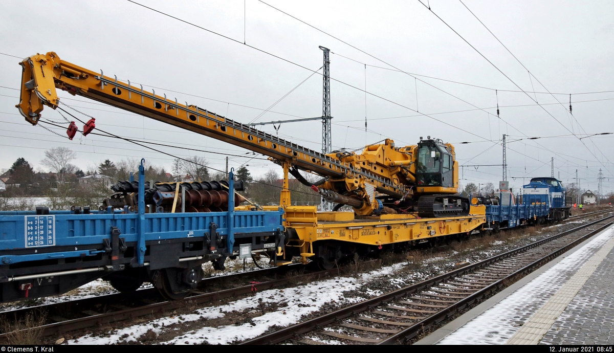 Eingereiht im Bauzug ist u.a. eine von zwei Rammen des Typs G42 auf einem sechsachsigen Flachwagen der Gattung  Samms 710  (31 80 4863 861-9 D-WSG). Bei ihrem Einsatz zwischen Angersdorf und Halle Rosengarten wird sie für die Gründung von Lärmschutzwandpfosten und Oberleitungsmasten zuständig sein. Hier parkt sie noch im Bahnhof Angersdorf auf Gleis 4.

🧰 Jaeger Spezial- und Tiefbau GmbH + Co KG / Heicon Service GmbH + Co KG (Jaeger Bernburg)
🚩 Bahnstrecke Halle–Hann. Münden (KBS 590)
🕓 12.1.2021 | 8:45 Uhr