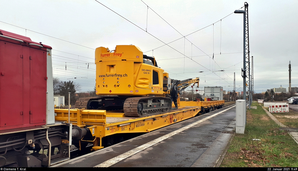 Eingereiht in einem Bauzug mit 202 743-1 (112 743-0 | 110 743-2 | DR V 100.1) sind zwei Flachwagen der Gattung  Samms 710  (31 80 4863 806-4 D-WSG) und  Res  (33 80 3998 031-7 D-WSG), beladen u.a. mit einer Kettenbohrramme Delmag G42 B der Schweizer Firma Furrer+Frey.
Das Gespann parkt im Bahnhof Halle-Nietleben auf Gleis 1, wo normalerweise die S-Bahnen fahren.

🧰 Furrer+Frey Deutschland GmbH (Furrer+Frey AG)
🚩 Bahnstrecke Merseburg–Halle-Nietleben (KBS 588)
🕓 22.1.2021 | 11:49 Uhr

(Smartphone-Aufnahme)