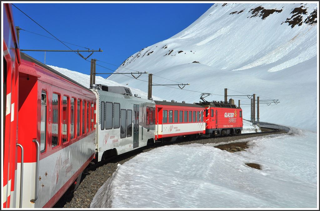 Eingereiht in den R8582 ist einer dieser neuen niederflurigen Wagen, die so gar nicht zum Zugsverband passen. (22.04.2015)