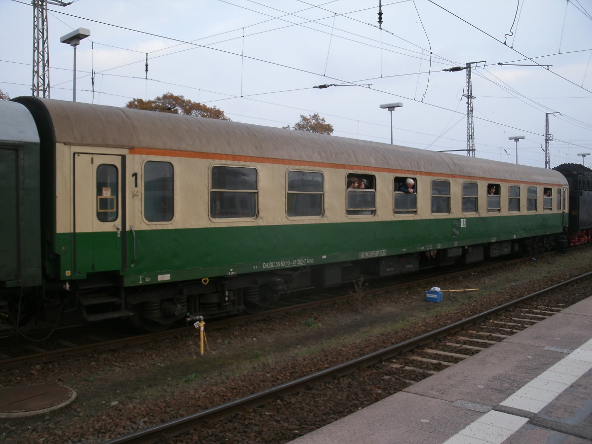 Eingereiht im Sonderzug Cottbus-Stralsund-Cottbus war dieser Ame 56 80 10-41 202-7,vom Lausitzer Dampflokclub,am 12.Oktober 2013.Aufnahme in Stralsund.