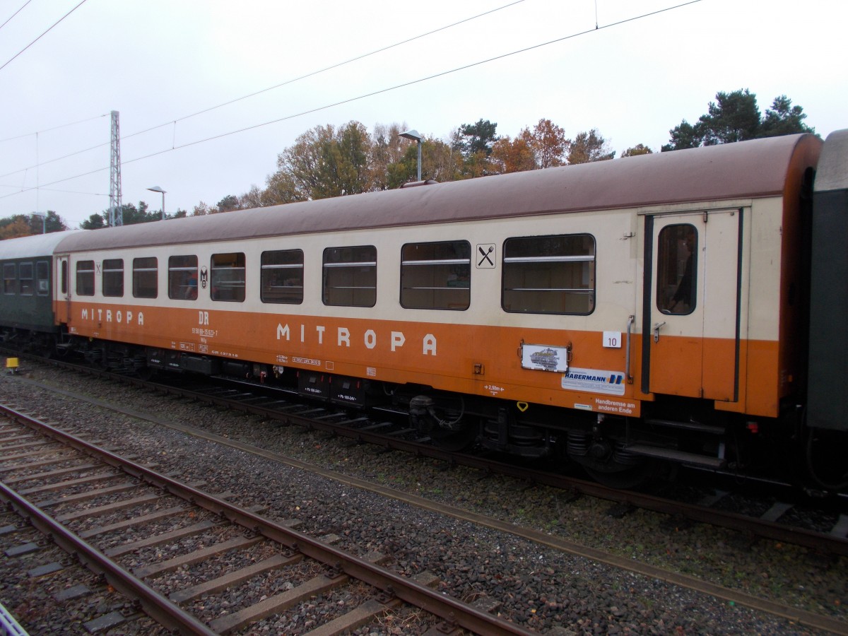 Eingereiht im Sonderzug Leipzig-Binz,am 07.November 2015,der Städteexpress Speisewagen WRg 51 50 88-15 023-7.Aufnahme in Binz.