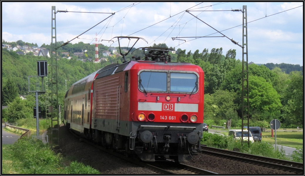 Eingesetzt im Regionalverkehr, die 143 661 zieht ihren RE in Richtung Bonn auf der rechten Rheinstrecke bei Erpel.Bildlich festgehalten am 09.Juni 2015.