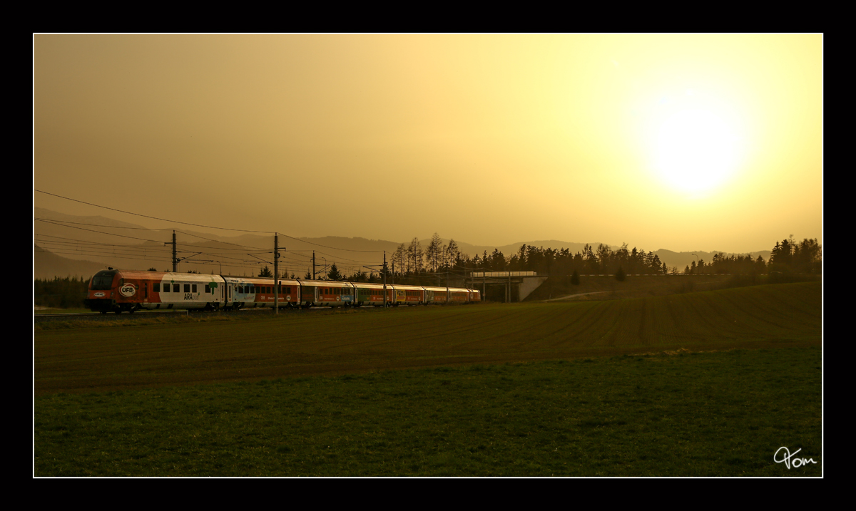 Eingetrübt durch den Saharasand, fährt ÖFB Railjet 1116 225 (Wien Hbf - Villach Hbf) durch das Aichfeld. 
Zeltweg 05_04_2016